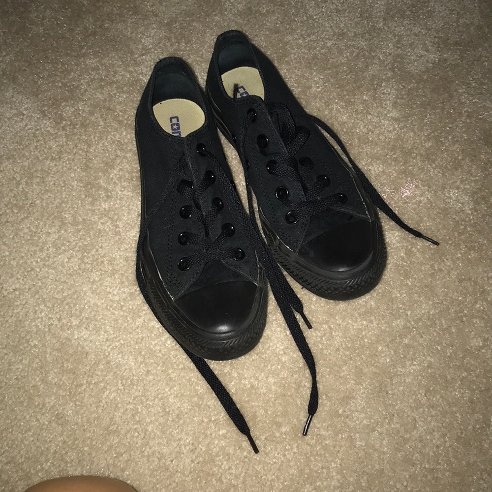 All black low top converse size woman’s 6.5